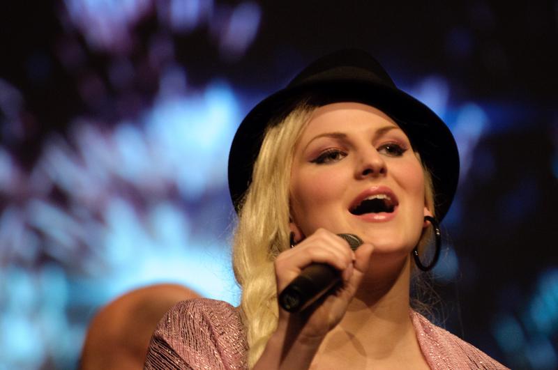  D3C_2963.jpg </br ><small> 2010-05-06 21:05</br >NIKON D300 200mm 1/80s f/3.2 ISO 1600</small>