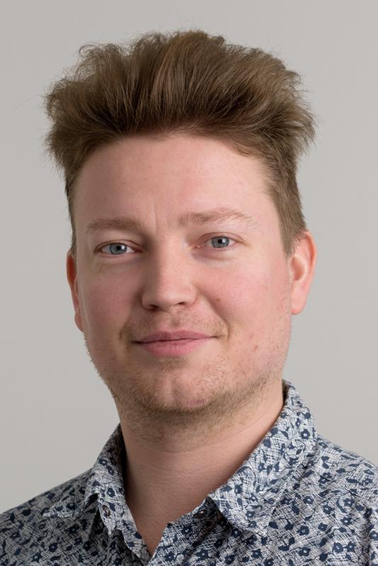  20160109-PB8_4420.jpg </br >Guitarlærer</br > <small> 2016-01-09 12:17</br >NIKON D800 + 70.0-200.0 mm f/2.8<br /> 120mm 1/125s f/8 ISO 200</small>