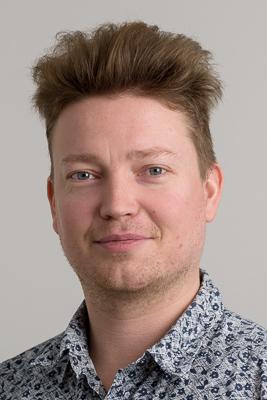  20160109-PB8_4420.jpg </br >Guitarlærer</br > <small> 2016-01-09 12:17</br >NIKON D800 + 70.0-200.0 mm f/2.8<br /> 120mm 1/125s f/8 ISO 200</small>