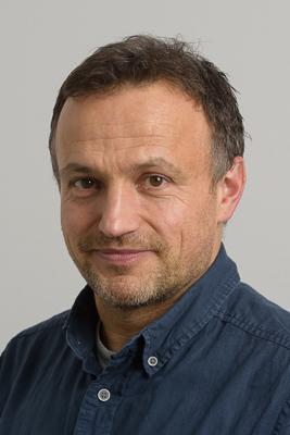  20160109-PB8_4467.jpg </br >Violinlærer</br > <small> 2016-01-09 12:39</br >NIKON D800 + 70.0-200.0 mm f/2.8<br /> 120mm 1/125s f/8 ISO 200</small>