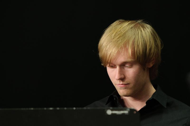  D3C_6370.jpg </br ><small> 2011-01-24 20:27</br >NIKON D300 + 70.0-200.0 mm f/2.8<br /> 200mm 1/50s f/4 ISO 800</small>