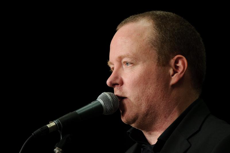  D3C_6375.jpg </br ><small> 2011-01-24 20:28</br >NIKON D300 + 70.0-200.0 mm f/2.8<br /> 190mm 1/160s f/4 ISO 800</small>