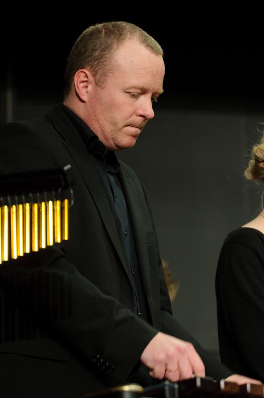  D3C_6416.jpg </br ><small> 2011-01-24 20:46</br >NIKON D300 + 70.0-200.0 mm f/2.8<br /> 95mm 1/50s f/4 ISO 800</small>