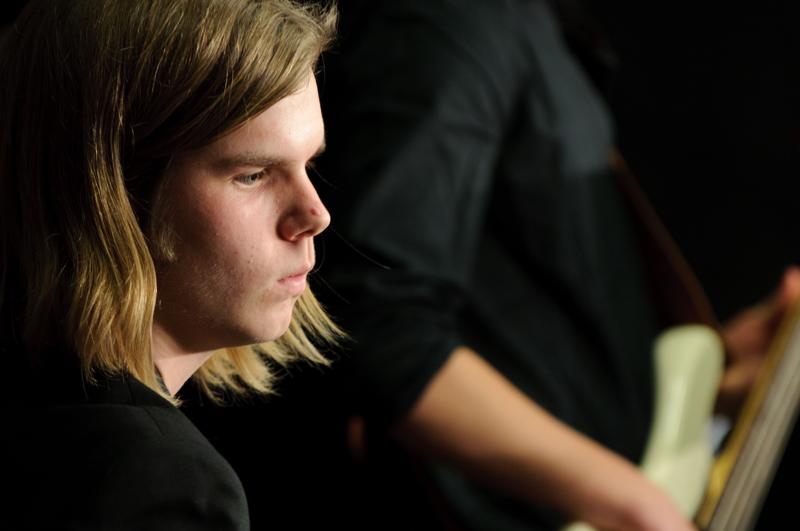  D3C_6452.jpg </br ><small> 2011-01-24 20:57</br >NIKON D300 + 70.0-200.0 mm f/2.8<br /> 200mm 1/50s f/4 ISO 800</small>