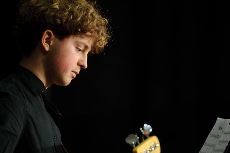  D3C_6459.jpg </br ><small> 2011-01-24 20:57</br >NIKON D300 + 70.0-200.0 mm f/2.8<br /> 200mm 1/80s f/2.8 ISO 800</small>