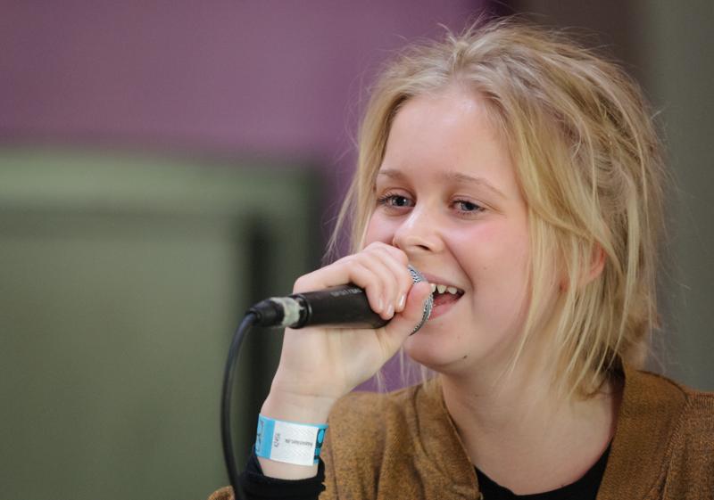  D3C_0809.JPG </br ><small> 2012-04-28 16:57</br >NIKON D300 + 70.0-200.0 mm f/2.8<br /> 200mm 1/80s f/3.5 ISO 2000</small>