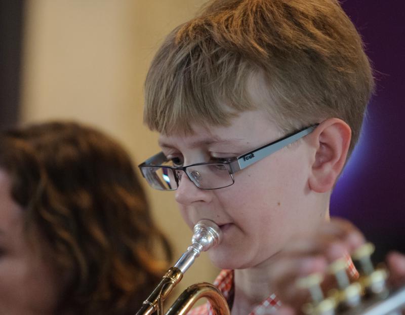  D3C_0867.JPG </br ><small> 2012-04-28 19:13</br >NIKON D300 + 70.0-200.0 mm f/2.8<br /> 170mm 1/40s f/2.8 ISO 1600</small>