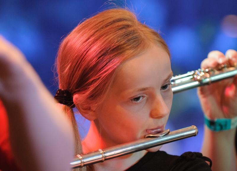  D3C_0922.JPG </br ><small> 2012-04-28 21:09</br >NIKON D300 + 70.0-200.0 mm f/2.8<br /> 140mm 1/60s f/2.8 ISO 2000</small>