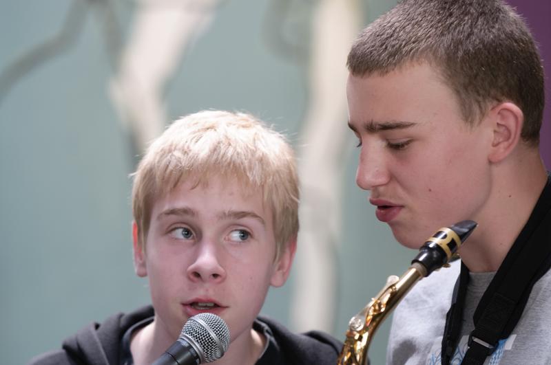  D3C_0714.JPG </br ><small> 2012-04-28 15:53</br >NIKON D300 + 70.0-200.0 mm f/2.8<br /> 150mm 1/60s f/4 ISO 800</small>