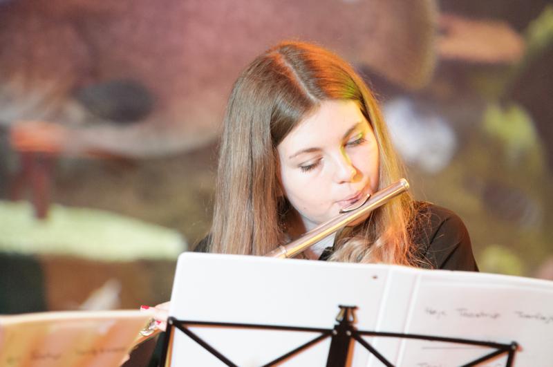  D3C_0944.JPG </br ><small> 2012-04-28 21:16</br >NIKON D300 + 70.0-200.0 mm f/2.8<br /> 150mm 1/40s f/2.8 ISO 2000</small>