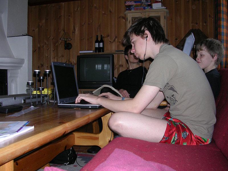  DSCN0825.JPG </br >          </br > <small> 2006-02-25 16:58</br >E3200 5.8mm 10/601s f/2.8 ISO 50</small>