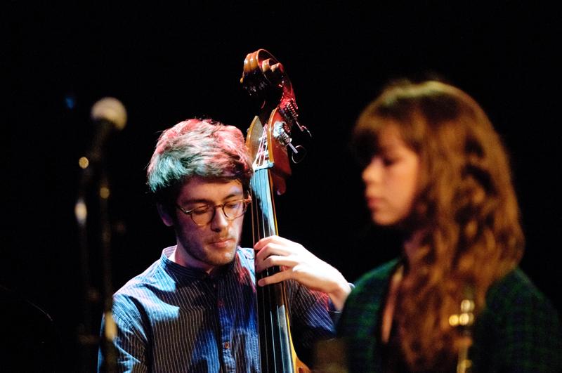  D3C_6799.jpg </br ><small> 2011-03-21 20:29</br >NIKON D300 + 70.0-200.0 mm f/2.8<br /> 190mm 1/160s f/2.8 ISO 1600</small>