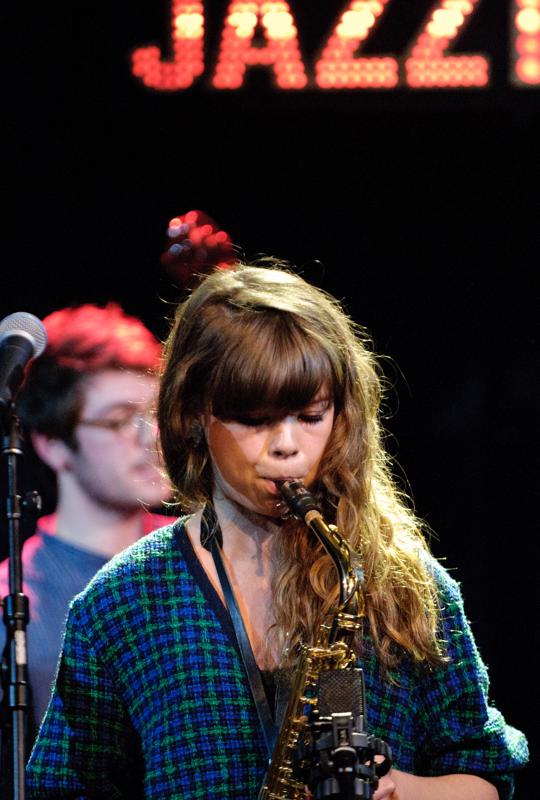  D3C_6808.jpg </br ><small> 2011-03-21 20:36</br >NIKON D300 + 70.0-200.0 mm f/2.8<br /> 190mm 1/80s f/2.8 ISO 1600</small>