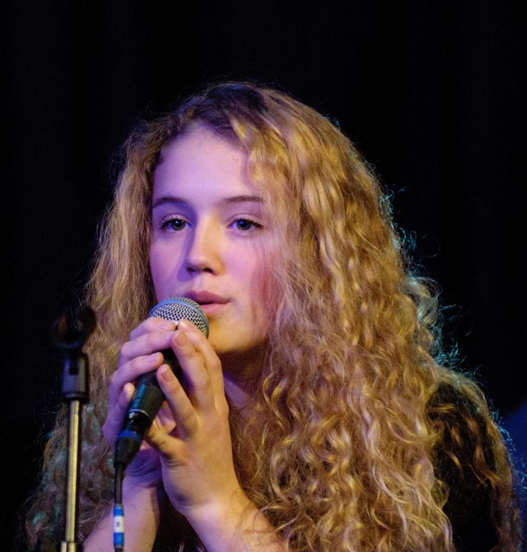  D3C_6816.jpg </br ><small> 2011-03-21 20:53</br >NIKON D300 + 70.0-200.0 mm f/2.8<br /> 200mm 1/60s f/2.8 ISO 1600</small>