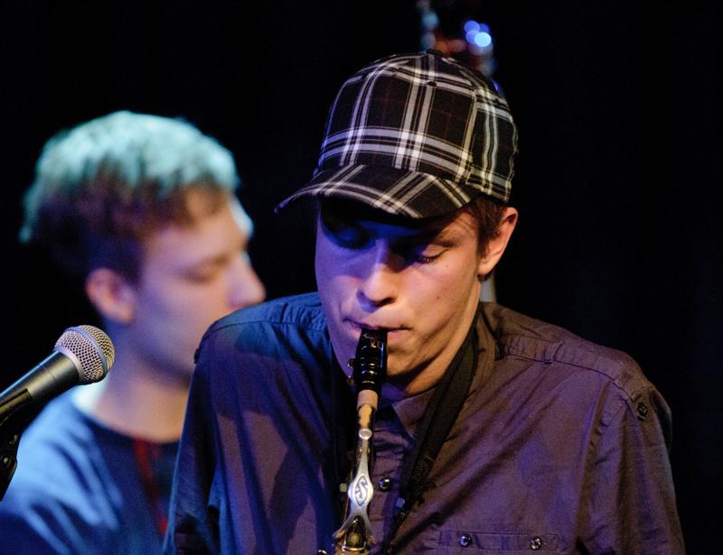  D3C_6823.jpg </br ><small> 2011-03-21 20:55</br >NIKON D300 + 70.0-200.0 mm f/2.8<br /> 200mm 1/60s f/3.2 ISO 1600</small>