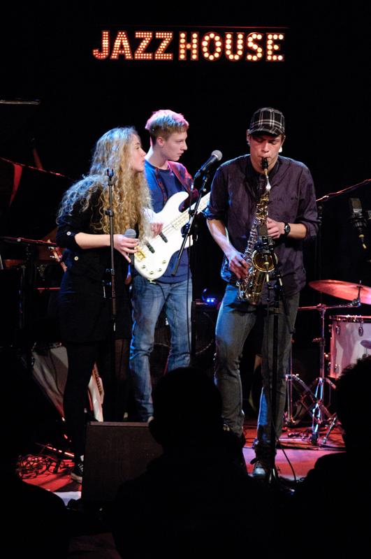  D3C_6837.jpg </br ><small> 2011-03-21 21:05</br >NIKON D300 + 17.0-55.0 mm f/2.8<br /> 55mm 1/60s f/3.2 ISO 1600</small>