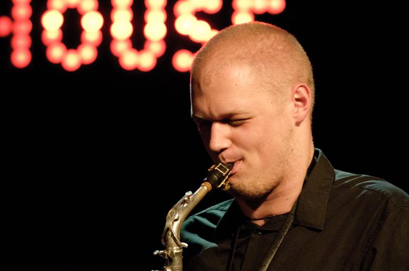  D3C_6862.jpg </br ><small> 2011-03-21 21:57</br >NIKON D300 + 70.0-200.0 mm f/2.8<br /> 200mm 1/60s f/3.2 ISO 1600</small>