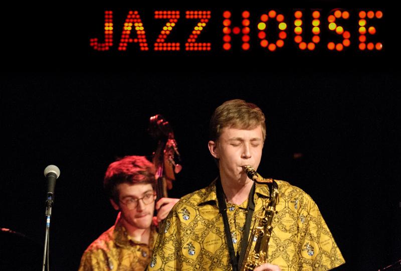  D3C_6901.jpg </br ><small> 2011-03-21 23:03</br >NIKON D300 + 70.0-200.0 mm f/2.8<br /> 116mm 1/50s f/2.8 ISO 1600</small>