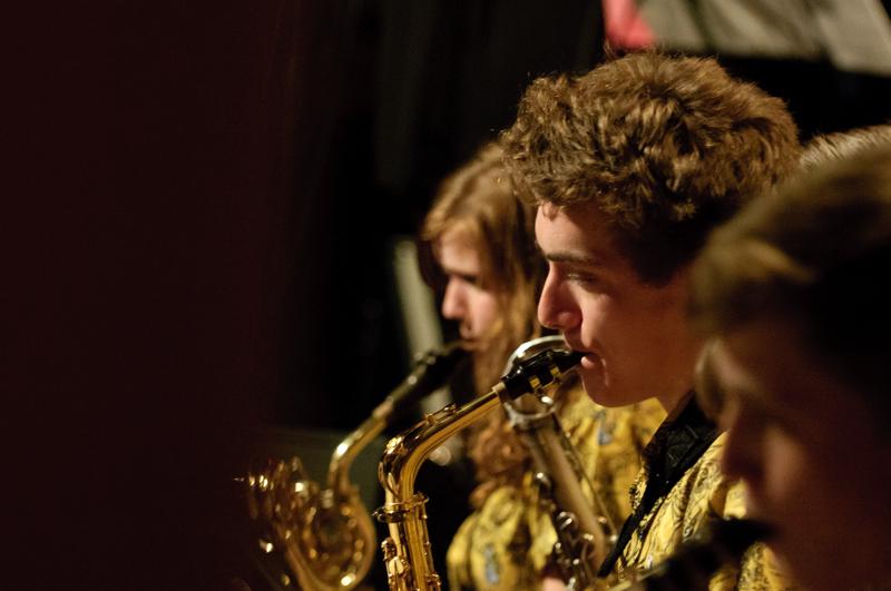  D3C_6916.jpg </br ><small> 2011-03-21 23:13</br >NIKON D300 + 70.0-200.0 mm f/2.8<br /> 105mm 1/50s f/2.8 ISO 1600</small>