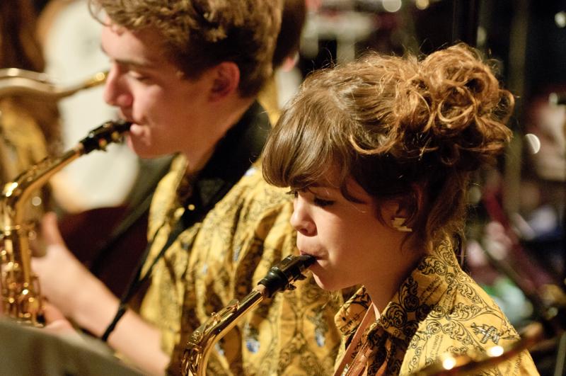  D3C_6919.jpg </br ><small> 2011-03-21 23:14</br >NIKON D300 + 70.0-200.0 mm f/2.8<br /> 120mm 1/50s f/2.8 ISO 1600</small>