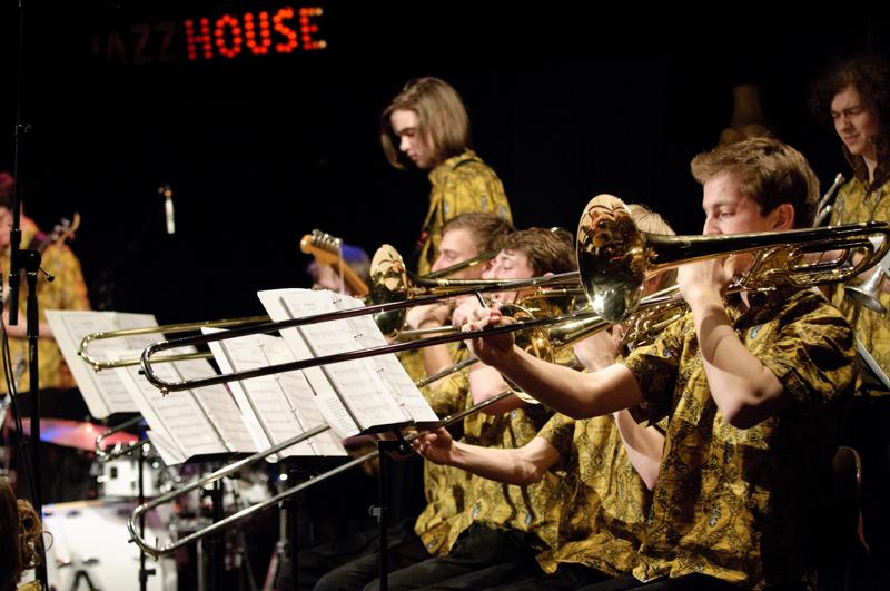  D3C_6991.jpg </br ><small> 2011-03-21 23:42</br >NIKON D300 + 70.0-200.0 mm f/2.8<br /> 70mm 1/50s f/2.8 ISO 1600</small>