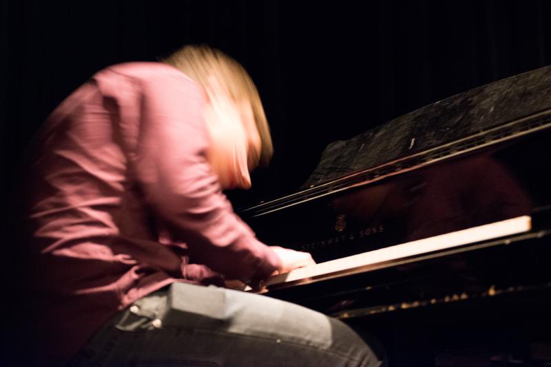  20130430_PB8_4889.JPG </br >Sant Annæ Big Band og MGK hold, Jazzhouse April 2013</br > <small> 2013-04-30 20:46</br >NIKON D800 + 24.0-70.0 mm f/2.8<br /> 60mm 1/6s f/2.8 ISO 6400</small>