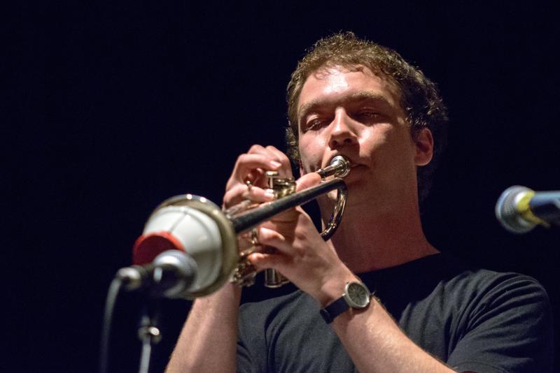  20130430_PB8_4910.JPG </br >Sant Annæ Big Band og MGK hold, Jazzhouse April 2013</br > <small> 2013-04-30 21:11</br >NIKON D800 + 70.0-200.0 mm f/2.8<br /> 200mm 1/200s f/2.8 ISO 4000</small>