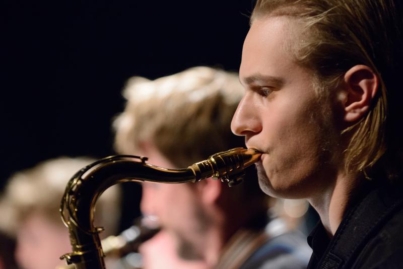  20130430_PB8_4935.JPG </br >Sant Annæ Big Band og MGK hold, Jazzhouse April 2013</br > <small> 2013-04-30 21:40</br >NIKON D800 + 70.0-200.0 mm f/2.8<br /> 125mm 1/80s f/2.8 ISO 6400</small>