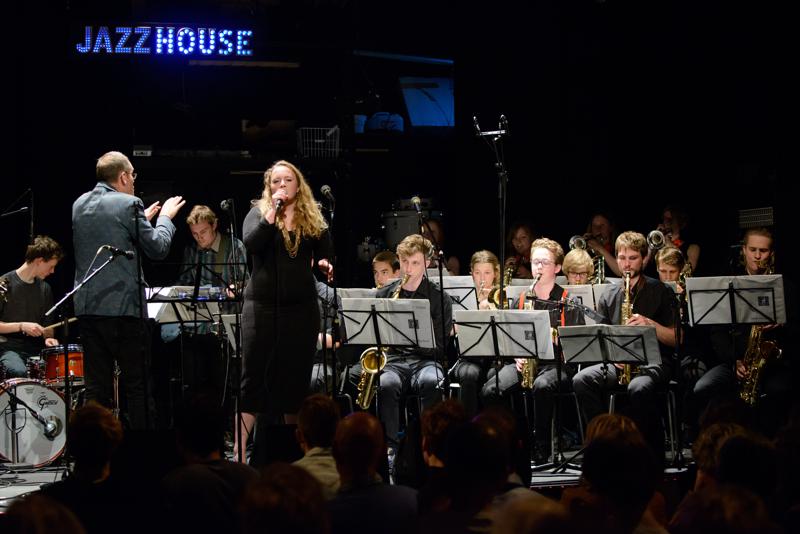  20130430_PB8_4975.JPG </br >Sant Annæ Big Band og MGK hold, Jazzhouse April 2013</br > <small> 2013-04-30 21:48</br >NIKON D800 + 70.0-200.0 mm f/2.8<br /> 70mm 1/80s f/3.2 ISO 3200</small>