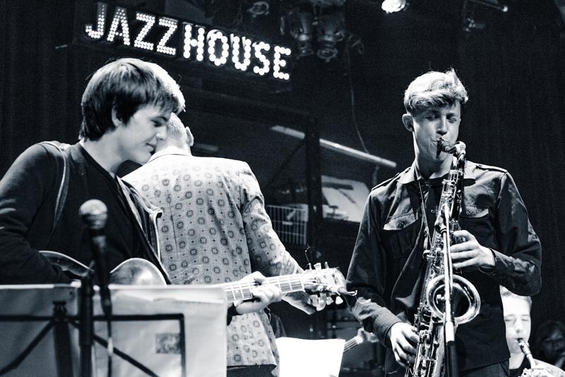  20130430_PB8_4986-2.JPG </br >Sant Annæ Big Band og MGK hold, Jazzhouse April 2013</br > <small> 2013-04-30 21:52</br >NIKON D800 + 24.0-70.0 mm f/2.8<br /> 70mm 1/80s f/4 ISO 6400</small>